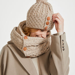 Shrule Merino Aran Mütze mit Bommel - Hafer