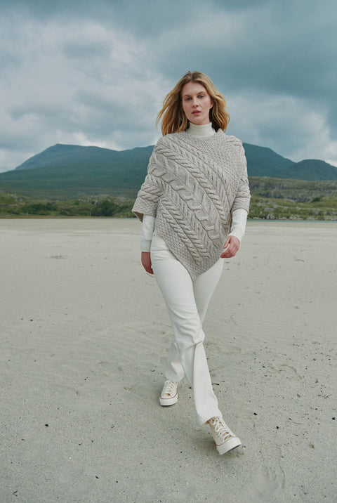 Poncho Aran pour femme Aasleagh Falls - Avoine