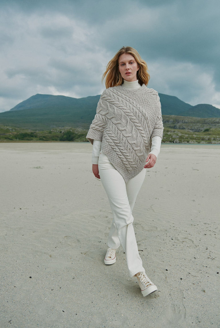 Poncho Aran pour femme Aasleagh Falls - Avoine