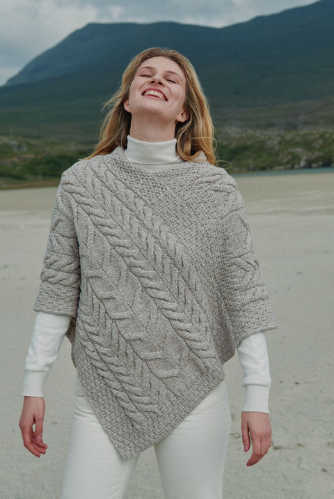 Poncho Aran pour femme Aasleagh Falls - Avoine