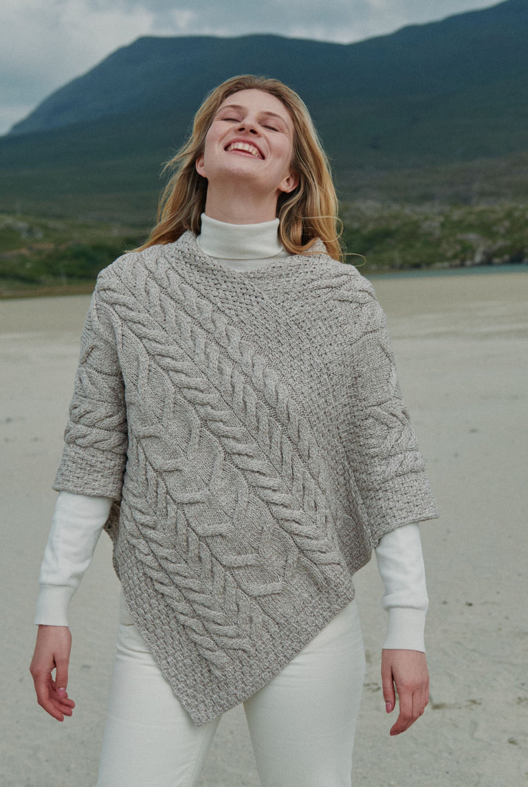Poncho Aran pour femme Aasleagh Falls - Avoine