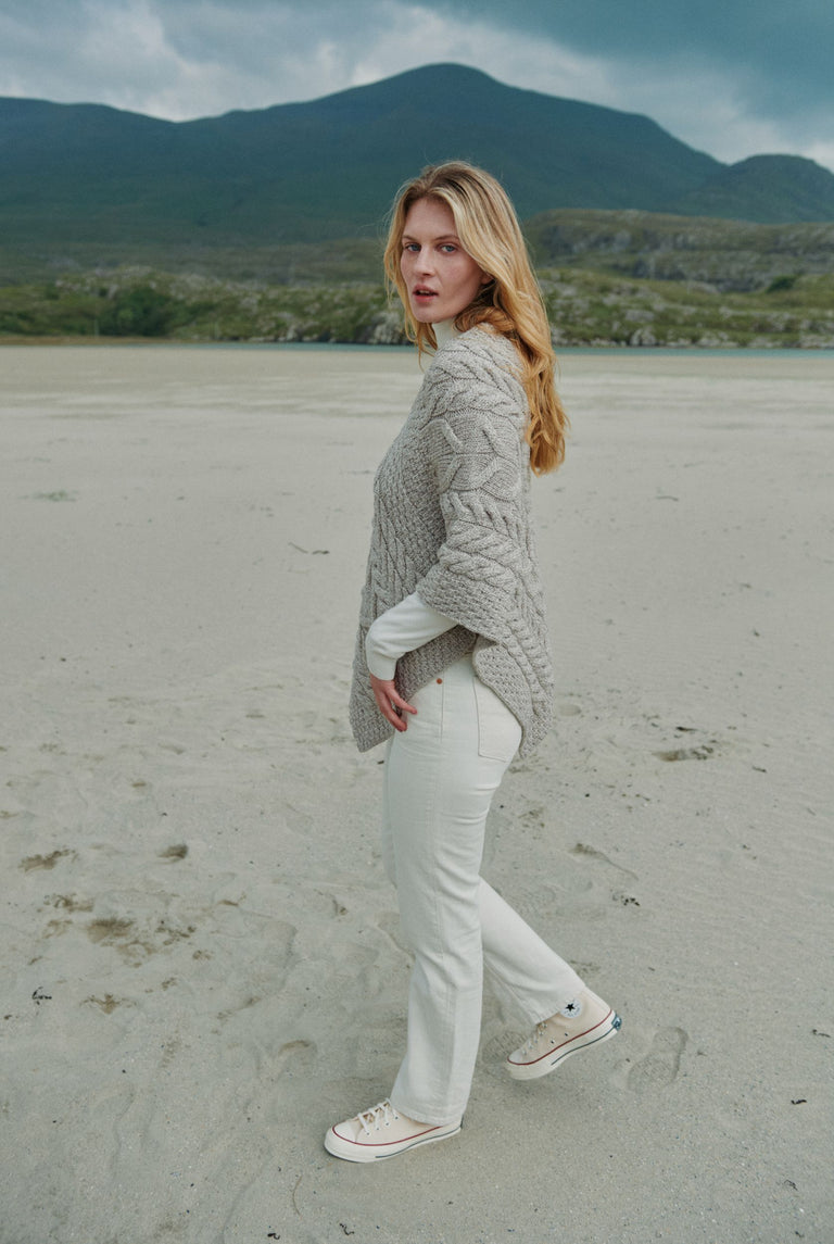 Poncho Aran pour femme Aasleagh Falls - Avoine