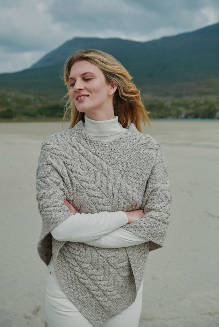 Poncho Aran pour femme Aasleagh Falls - Avoine