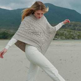 Poncho Aran pour femme Aasleagh Falls - Avoine