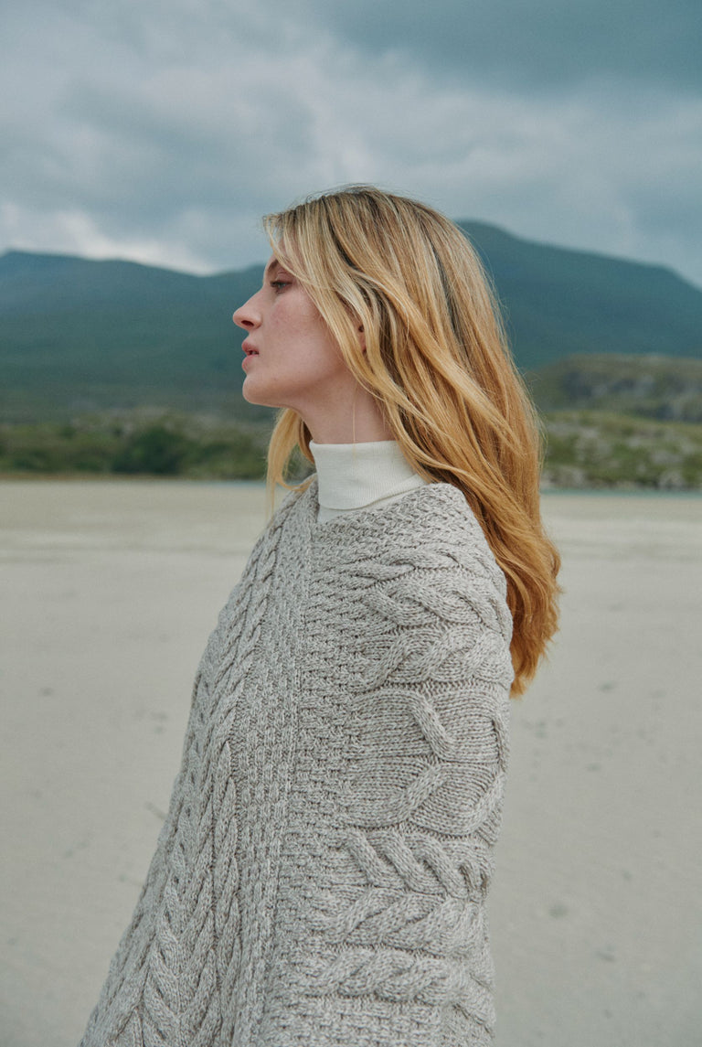 Poncho Aran pour femme Aasleagh Falls - Avoine