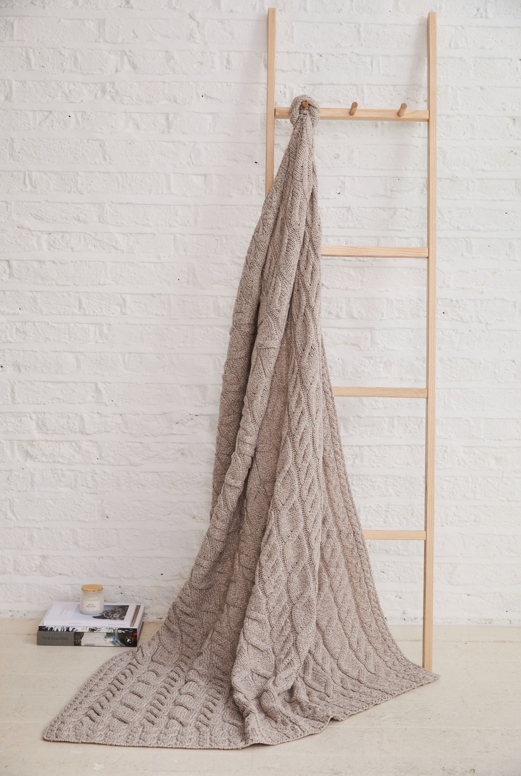 Silver Strand Merino Aran Woll-Überwurf mit Zopfmuster
