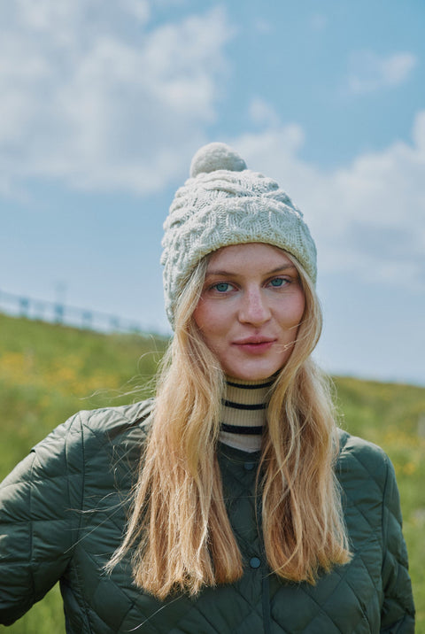 Bonnet Aran en torsade Clifden avec pompons - Crème