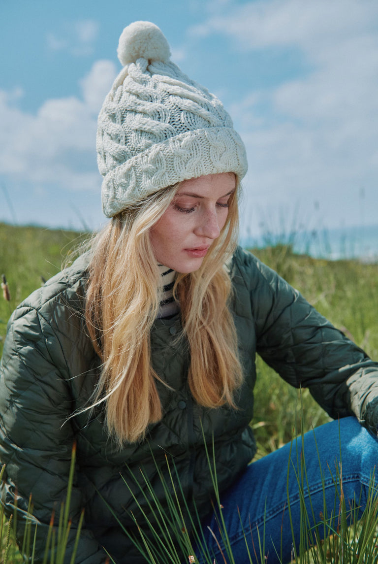 Bonnet Aran en torsade Clifden avec pompons - Crème