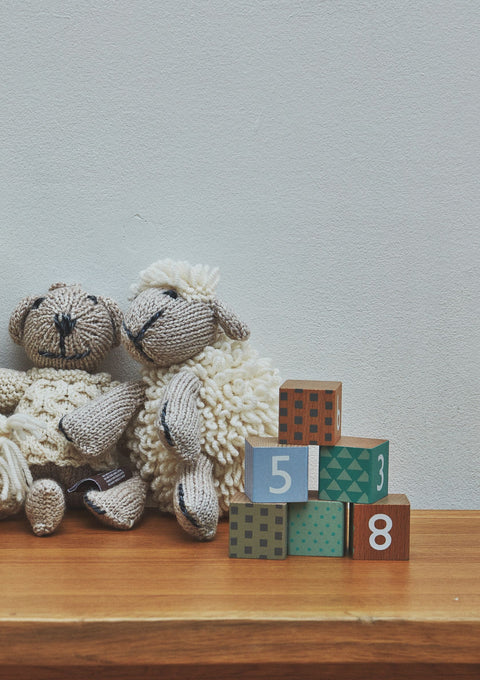 Ours en peluche décoratif Shepley en forme de mouton